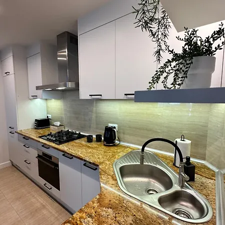 Millennium Skorosze Mango * وارسو